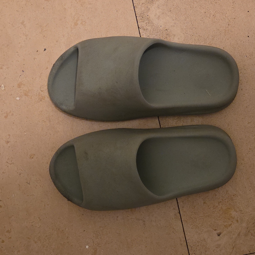 adidas Yeezy Slide in Salt